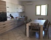 nella foto vediamo una cucina arredata con gusto ubicata in Pescoluse