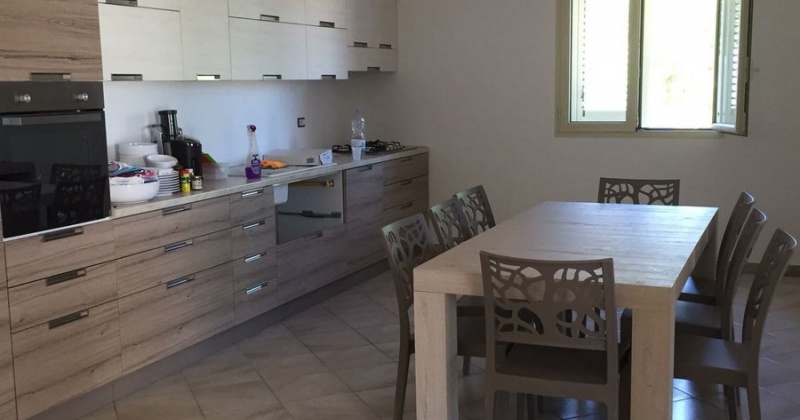 nella foto vediamo una cucina arredata con gusto ubicata in Pescoluse