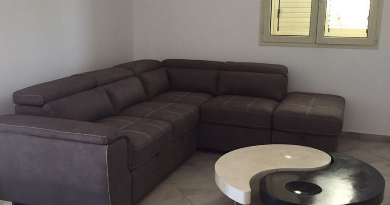 nella foto vediamo un salotto di una villa con vista mare in puglia in salento