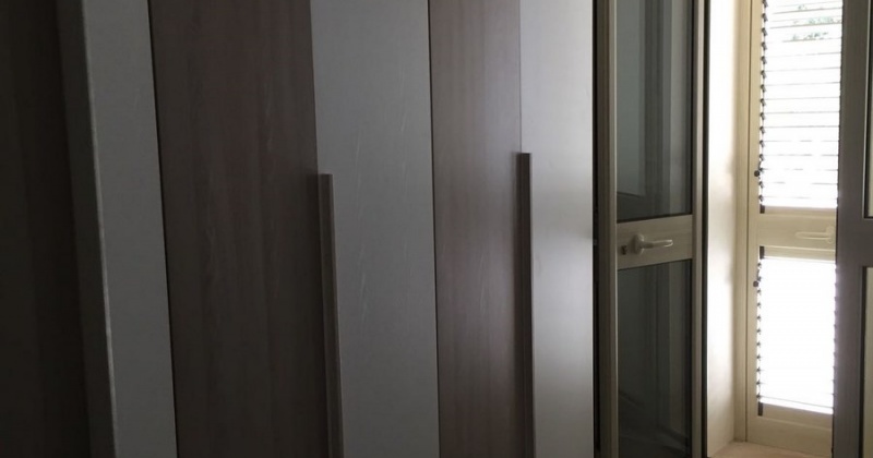 nella foto vediamo una parte di una camera da letto di una villa in Pescoluse