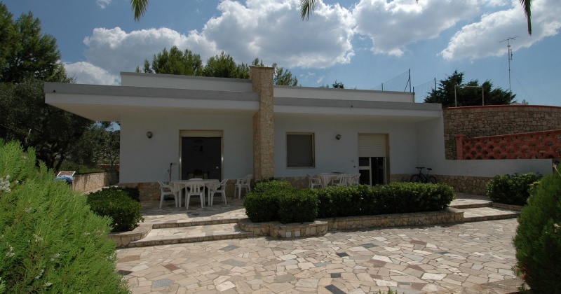 nella foto vedo una villa con spazio esterno in torre vado