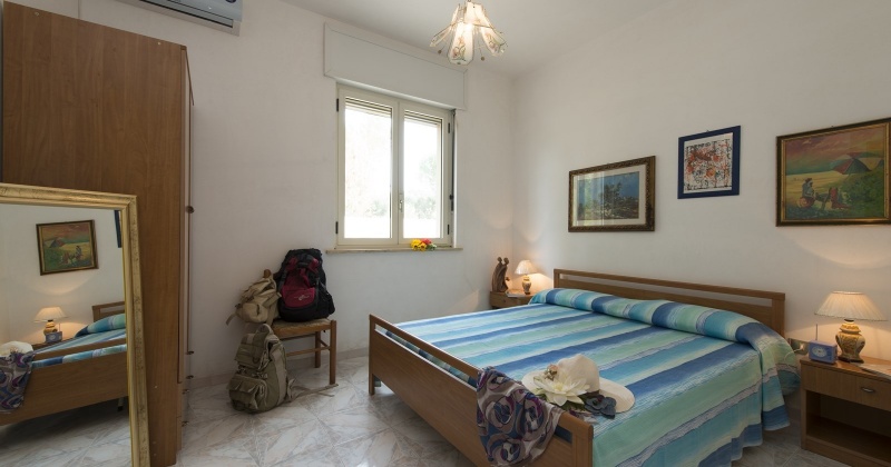 nella foto vedo una camera da letto di una casa vacanze in salento precisamente in torre vado