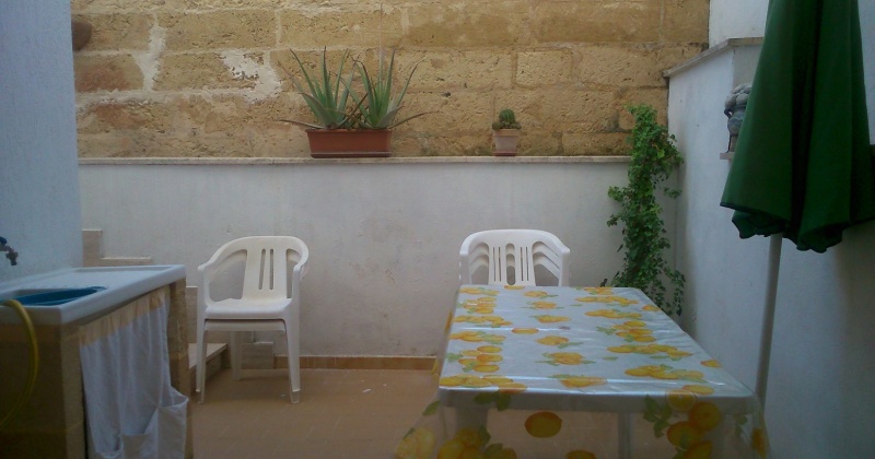 nella foto vediamo uno spazio di una casa vacanze in pescoluse bandiera blu