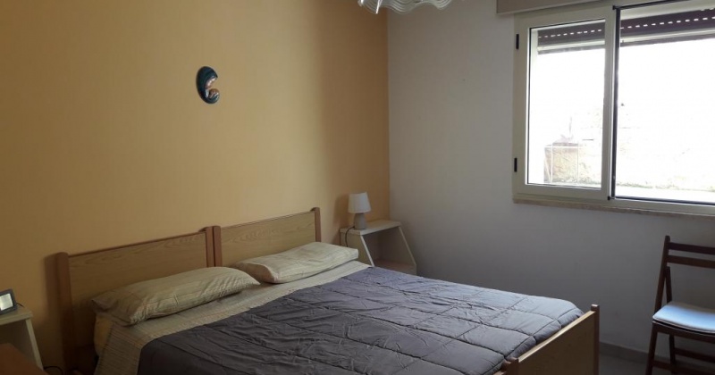 nella foto vediamo una camera da letto in pescoluse di salve bandiera blu