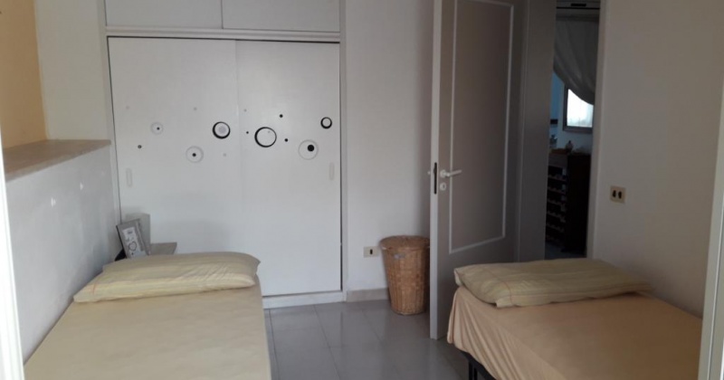 nella foto vediamo una cameretta di una casa vacanze in pescoluse bandiera blu