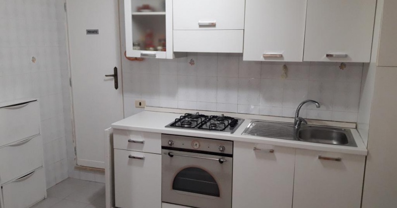 nella foto vediamo la cucina di una casa vacanze in salento