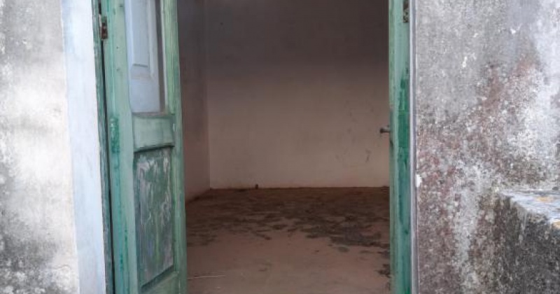 nella foto vediamo una porta antica da cui si accede ad una camera antichissima da ristrutturare