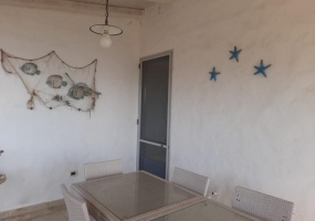 nella foto si vede un tavolo con tettoia dove pranzare all' aperto