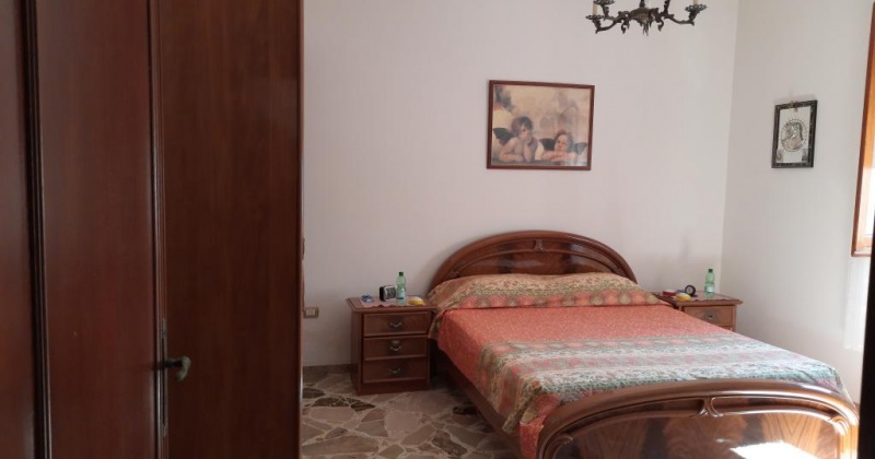 nella foto vediamo una camera da letto matrimoniale di una casa in vendita in salento in santa maria di leuca