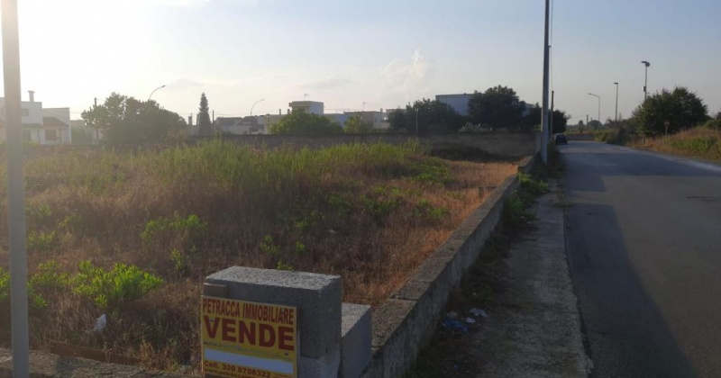 in questa foto vedo un terreno in vendita proposto da petracca immobiliare