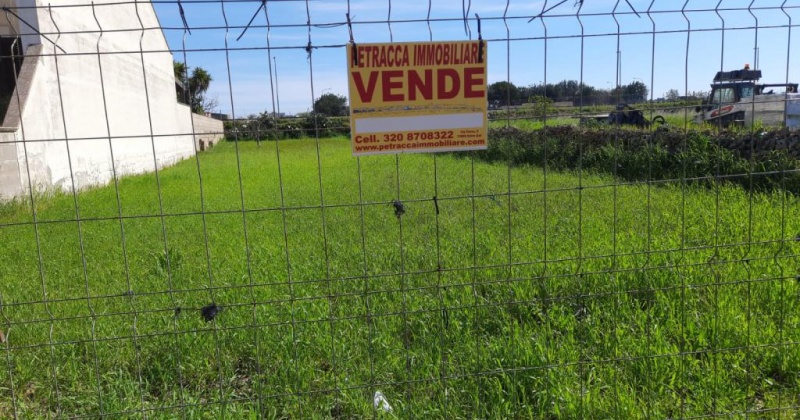 nella foto vedo un terreno edificabile in vendita in presicce acquarica