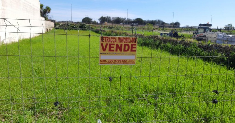 nella foto vedo un terreno in vendita in presicce acquarica