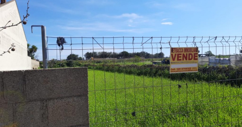 nella foto vedo un terreno in vendita in una zona attrezzata e di passaggio in presicce