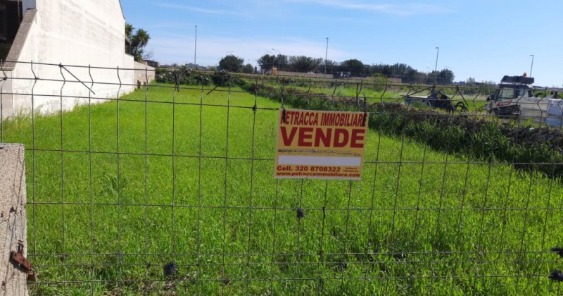 nella foto vedo un terreno in presicce acquarica un affare